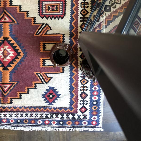 Håndvævet Kelim tæppe med geometrisk design og frynser